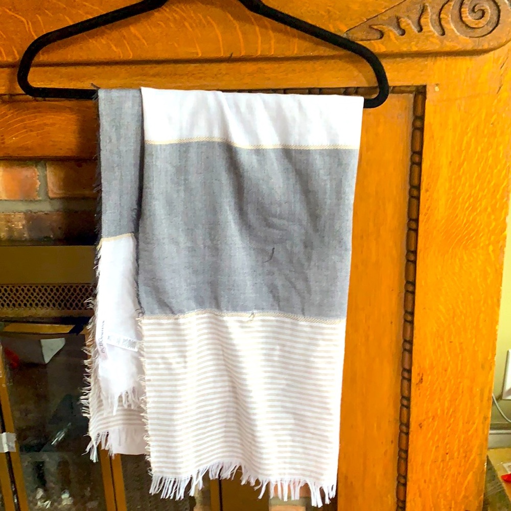 ❤️ BCBG Scarf